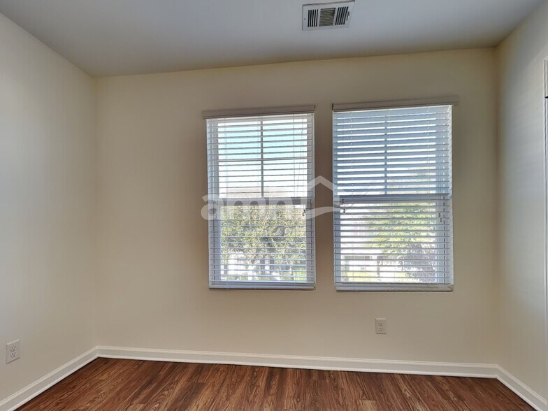 Building Photo - 202 Dogwood Cir