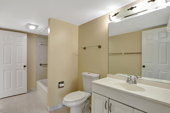 Building Photo - 3 Royal Palm Way