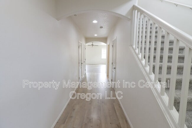 Building Photo - 3576 SW Pumice Ave