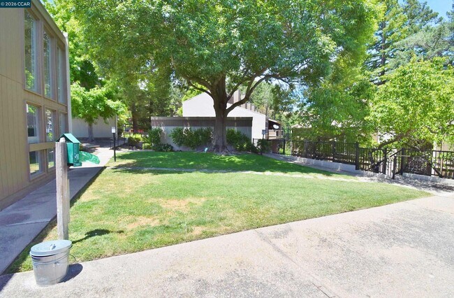 Building Photo - 2067 Ascot Dr
