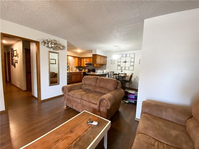 Building Photo - 1105 Parkview Dr