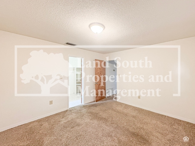 Building Photo - 815 W Carole St