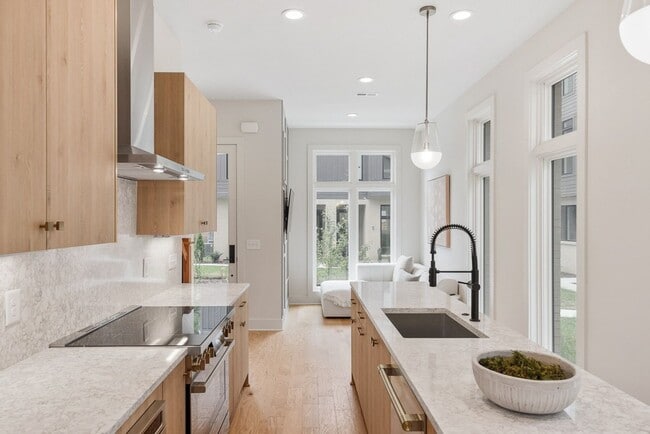 Building Photo - Stunning End Unit Townhome in Salemtown