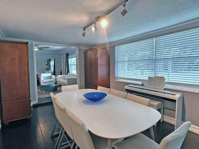 Building Photo - 525 NE 27th St