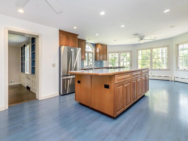 Building Photo - 221 Manhasset Ave
