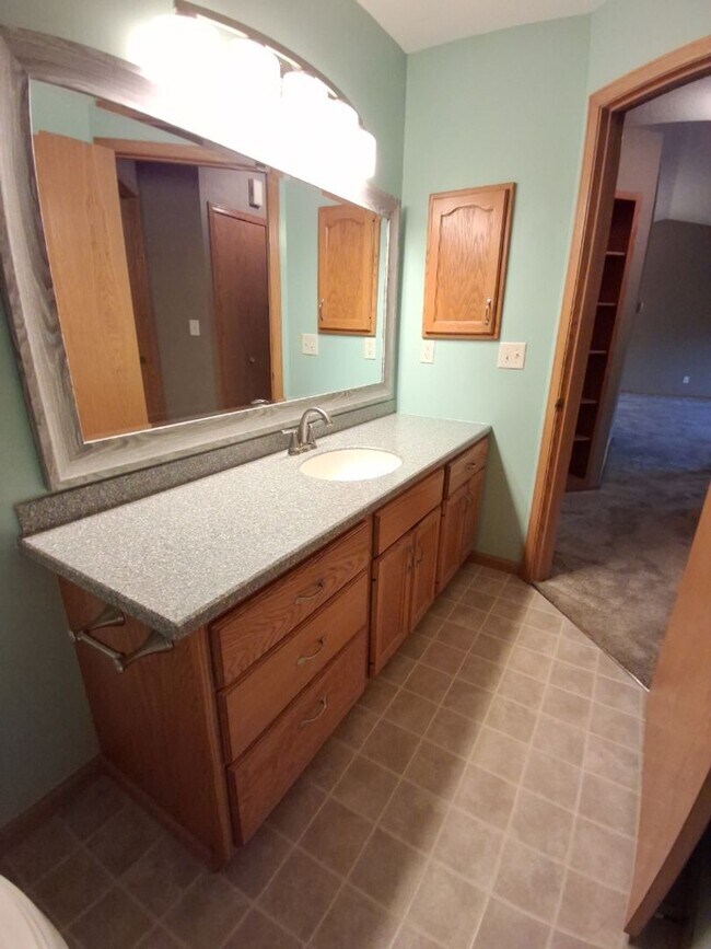 Building Photo - Beautiful 4 Bedroom House in Prescott, WI!...