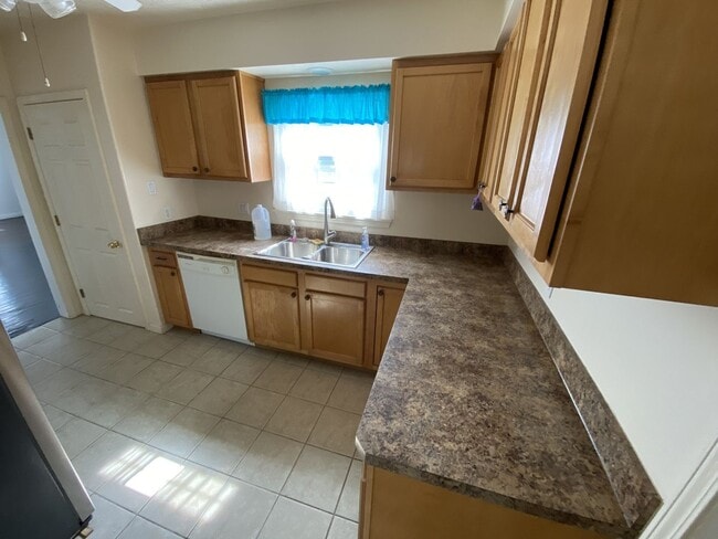 Building Photo - CENTRALLY LOCATED THREE BEDROOM HOUSE IN H...