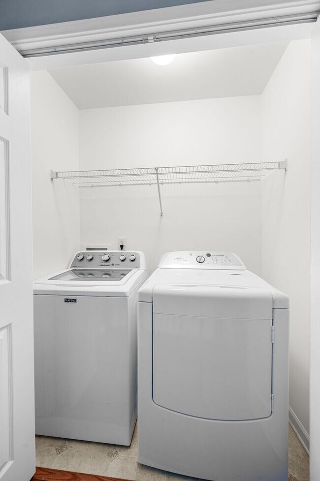 Building Photo - Awesome 2BE/2.5BA duplex Incredible location near Vanderbilt University!