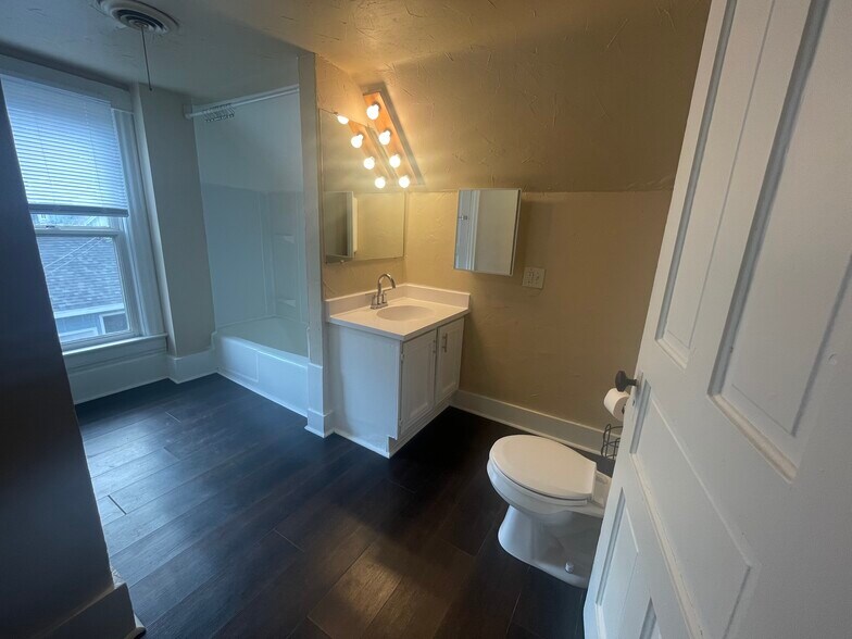 Full Bath - 196 E 9th St