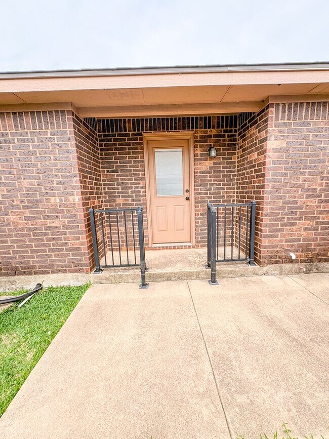 Building Photo - 511 Karey Dr