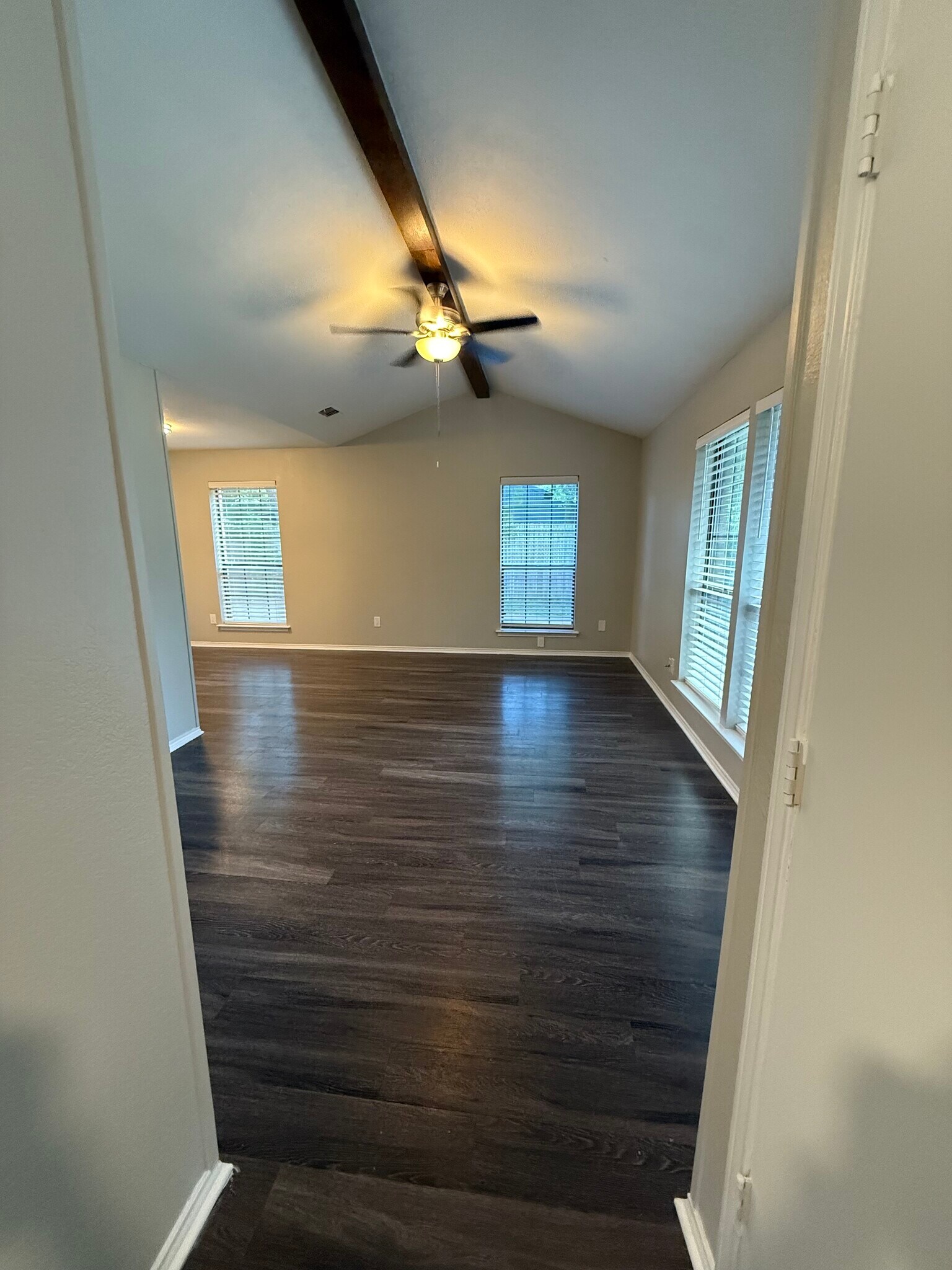 Building Photo - 210 Shrum Ct