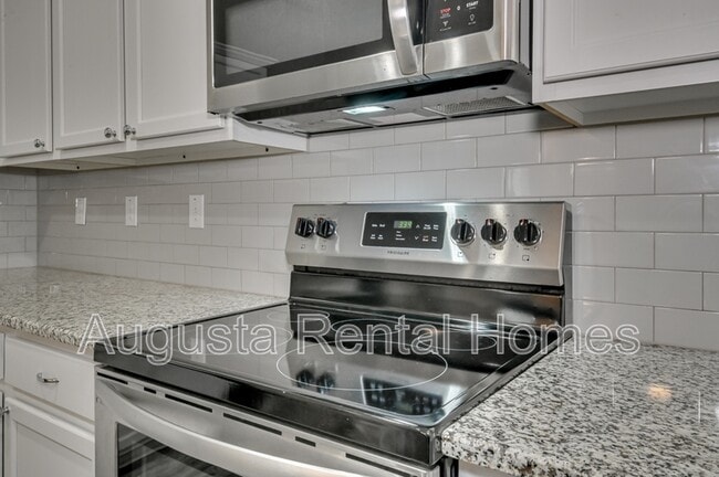 Building Photo - 301 Claudia Dr