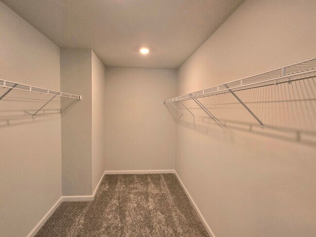 Building Photo - Approx 2700sqft, 5 bed / 3 bath featuring ...