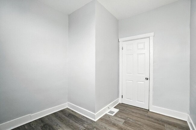 Building Photo - Newly Renovated, Large Home in Dayton!!