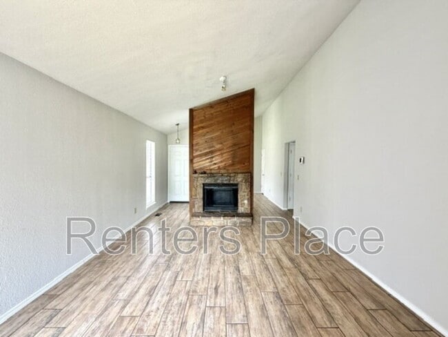 Building Photo - 1548 E 74th St