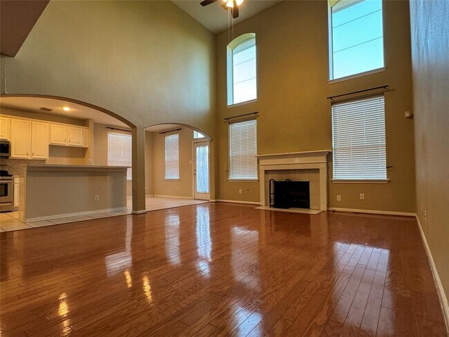 Building Photo - 3335 Southdown Dr