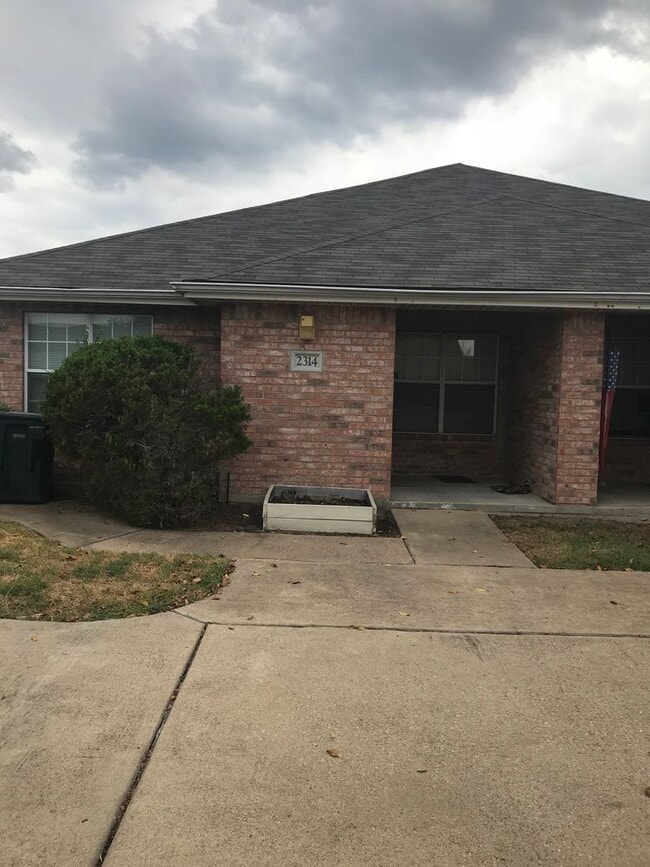 Primary Photo - Spacious Duplex Available In Steeplechase ...
