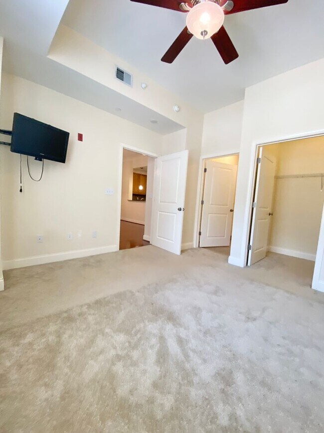 Building Photo - Ade112