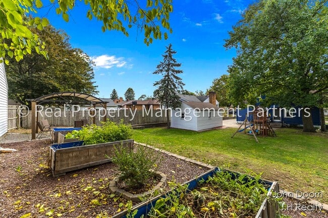 Building Photo - Spacious 3-Bedroom Home in Alger Heights –...