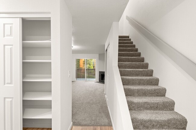 Building Photo - RECENTLY UPDATED 2 BEDROOM 1.5 BATH TOWNHOME IN TIGARD!