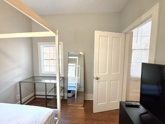 Building Photo - 148S