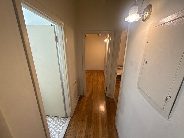 Building Photo - 1009 Hampton St NW