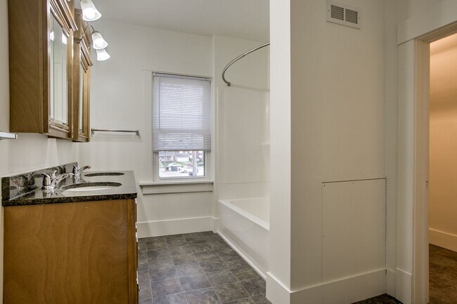 Building Photo - 1327 S 13th St