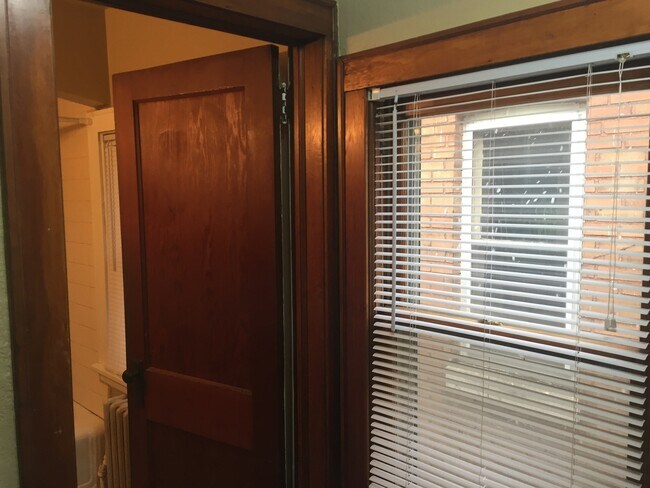 Building Photo - Gorgeous 3 Bedroom - 1-1/2 bath House in Prime St. Paul neighborhood