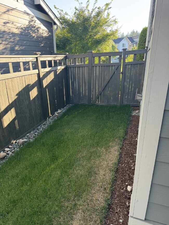 Building Photo - Newer Build 3 Bedroom 3 Bathroom- Single Family Home