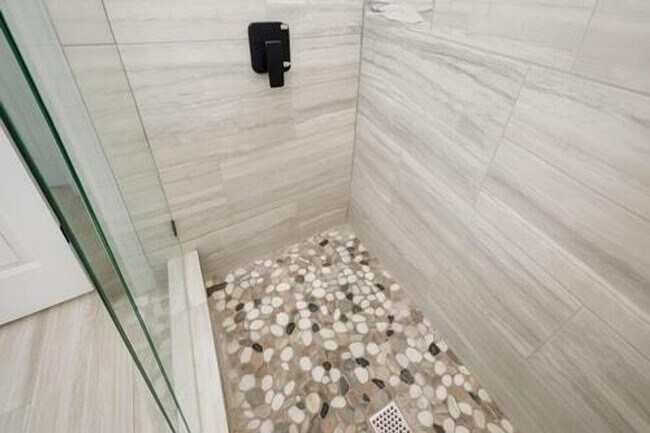 Building Photo - 320 Walnut St