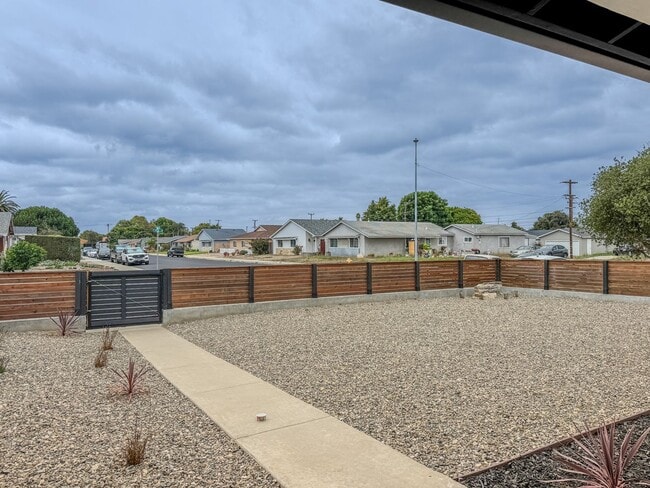 Building Photo - Modern 3-Bedroom Home with Private Yard in...