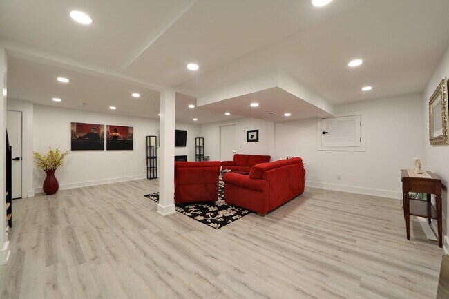 Building Photo - 528 Sagamore Ave