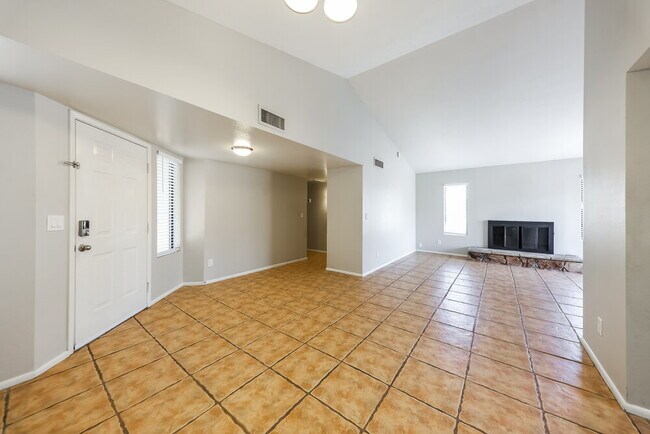 Building Photo - 6630 W Poinsettia Dr