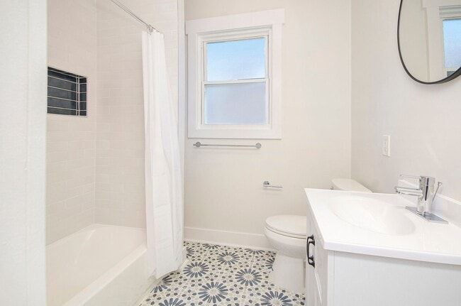Building Photo - Lower Unit - Newly Constructed - 2 bed/2 b...