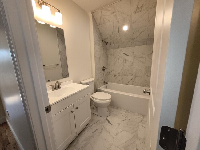 Building Photo - 386 Union Ave