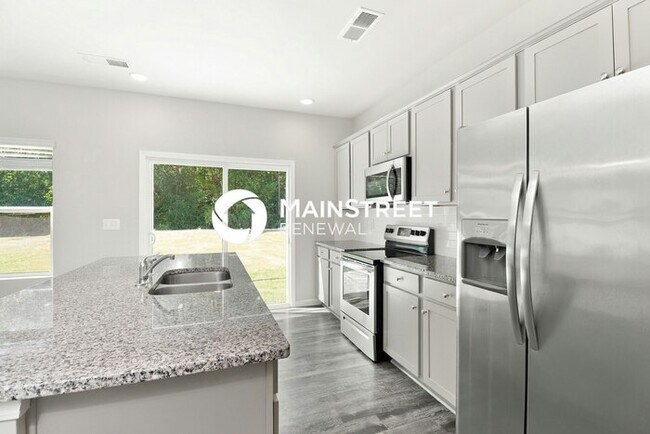 Building Photo - 4 Bedroom Pet-Friendly Home in Charlotte, NC with Main Street Renewal