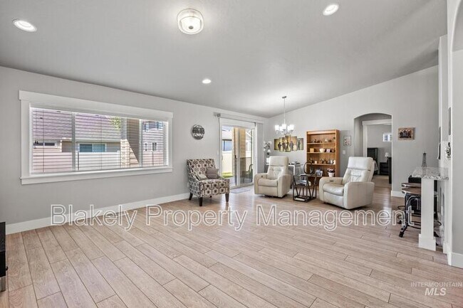 Building Photo - Baxter Way, 319 N.