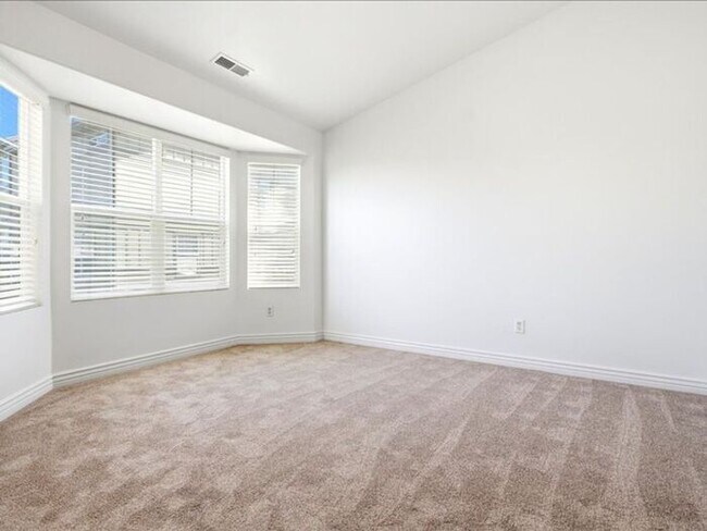 Building Photo - DRAPER  BEAUTIFUL 3 BED 2.5 BATH TOWNHOME