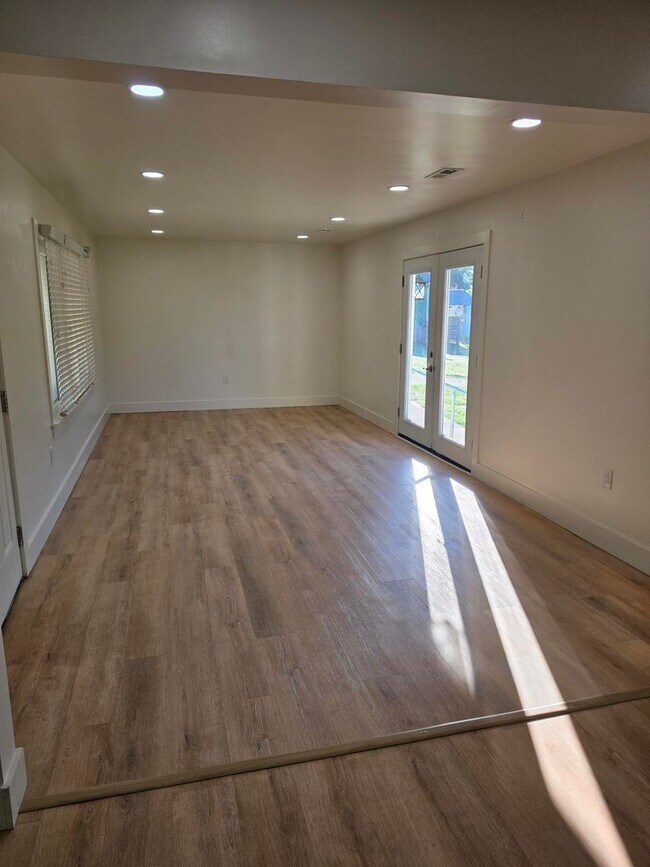 Building Photo - 3 bedrooms 2 bath