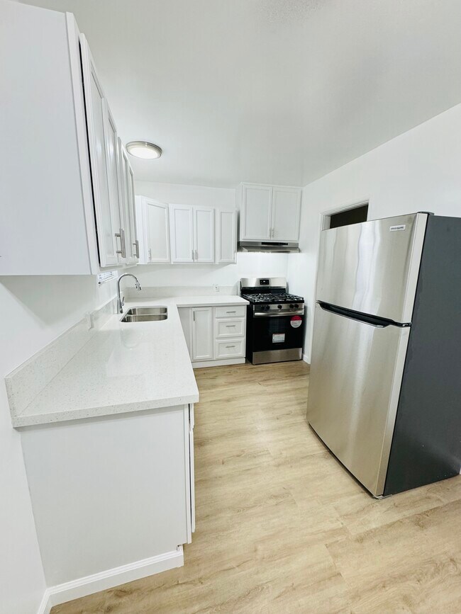 UNIT #3 KITCHEN - 14758 Blythe St