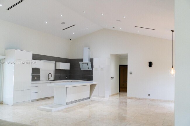 Building Photo - 6739 Skyline Dr