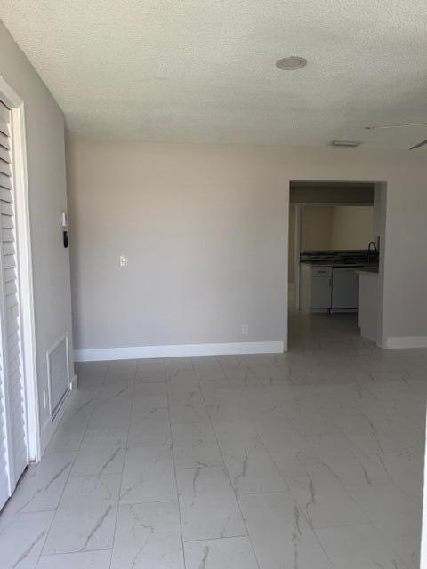 Building Photo - 9448 Saddlebrook Dr