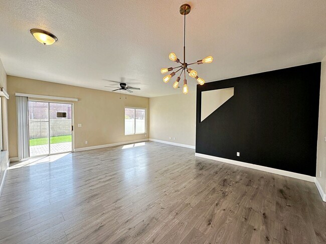 Building Photo - 3 BEDROOM TOWNHOME WITH YARD + 2 CAR GARAGE IN GATED HENDERSON COMMUNITY