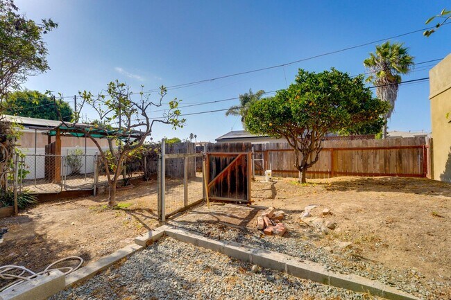 Building Photo - 1344 Diamond St