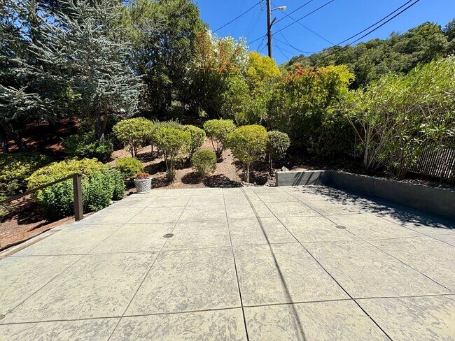 Building Photo - 1732 Las Gallinas Ave
