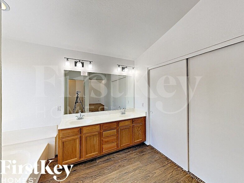 Building Photo - 22026 N 73rd Ave