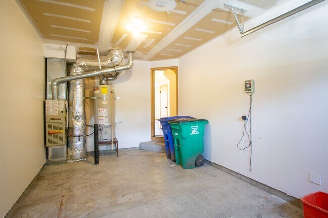 Building Photo - Great Piedmont 3 Bdr Townhouse w/Fireplace, DW + Garage!