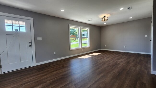 Building Photo - Totally renovated house now for lease