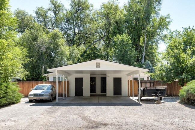 Building Photo - Newly Renovated Townhouse - Pet Friendly!!