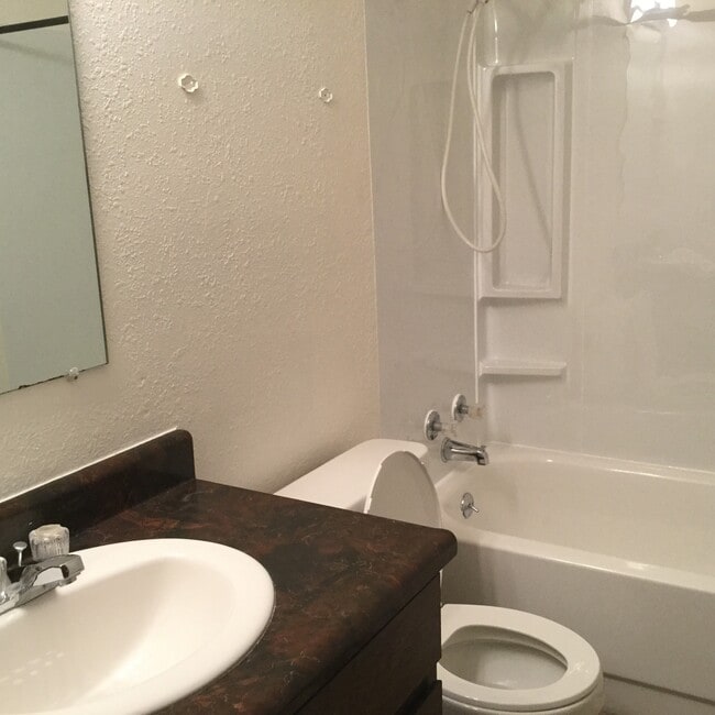 Building Photo - CHA100